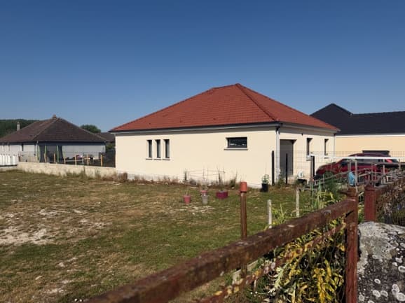 Maison compacte avec garage à Villechétif, vue 2