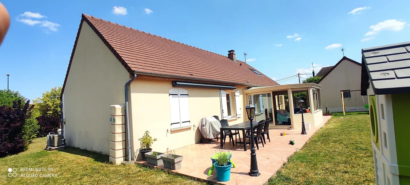 Avant : la maison, sa terrasse et sa véranda avant la création du nouveau volume.