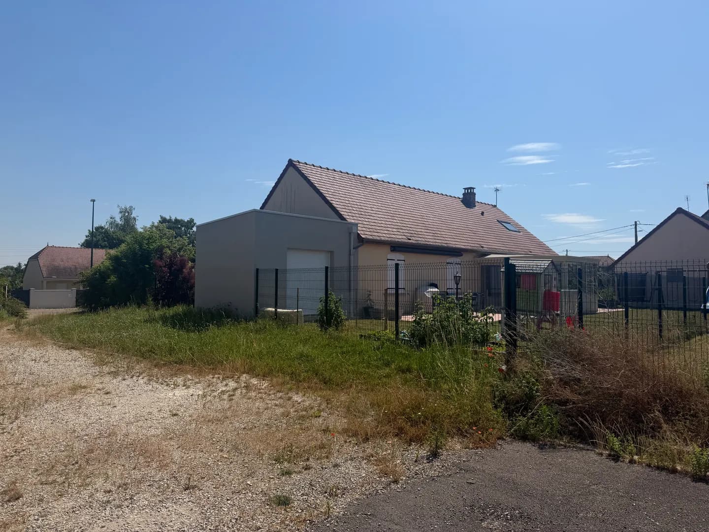 Vue d’ensemble de la maison agrandie et de l’implantation de l’extension.