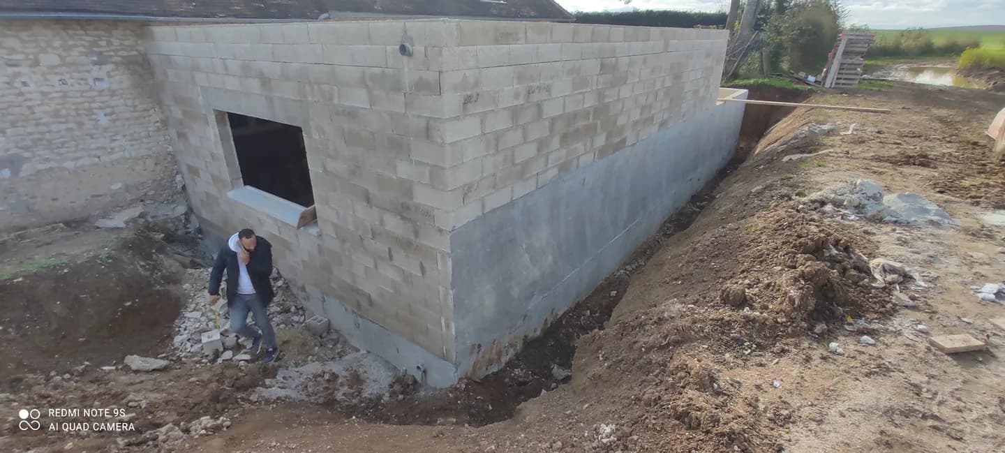 Partie basse des murs de l’extension, avant la finition des abords.