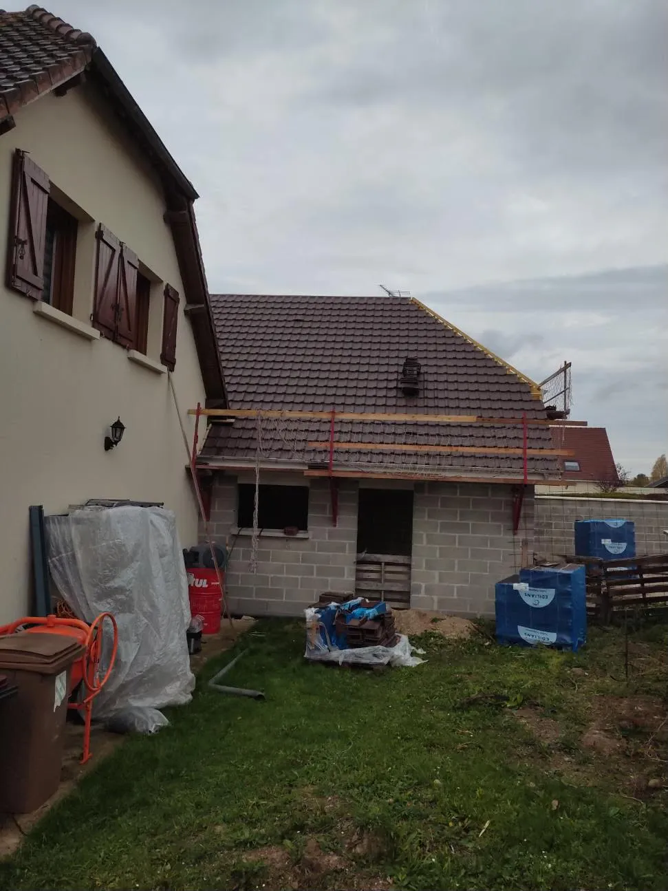 Couverture en tuiles du garage, vue depuis le jardin.