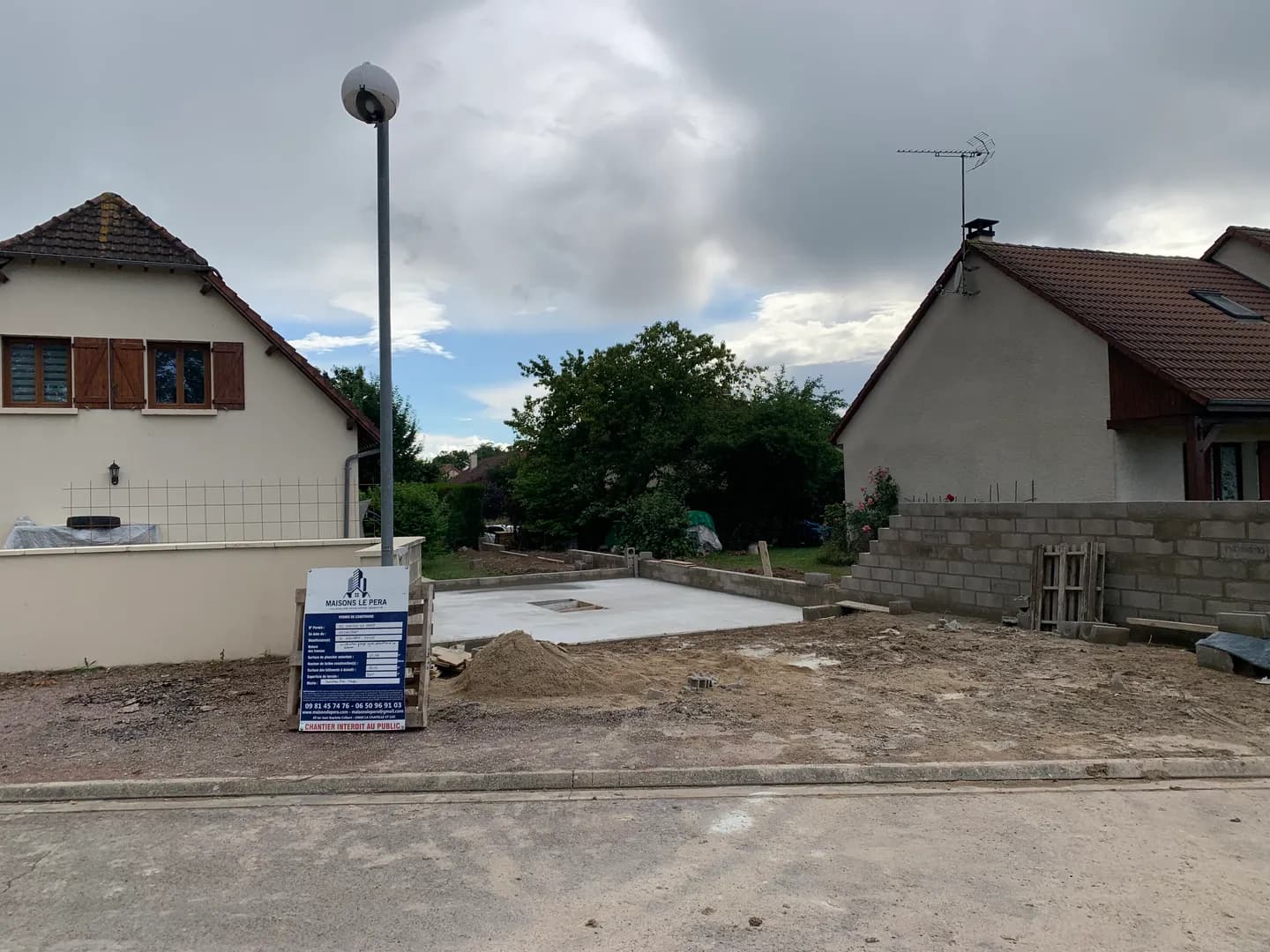 Dallage du garage et premiers rangs de maçonnerie à Rosières-près-Troyes.