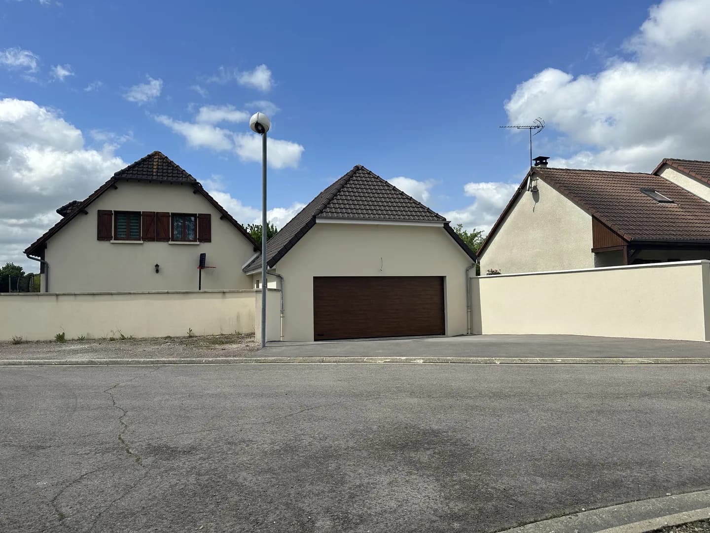 Un garage dans le prolongement de la maison à Rosières-près-Troyes