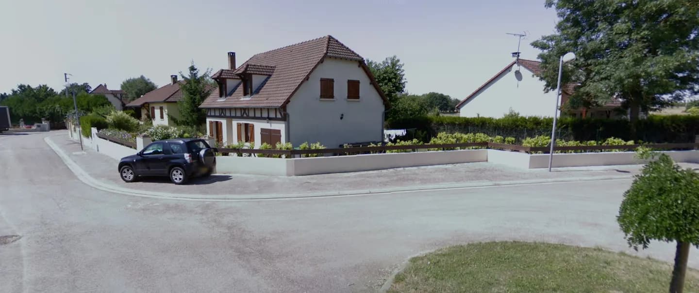 Avant : la maison et l’espace latéral disponibles avant la création du garage.