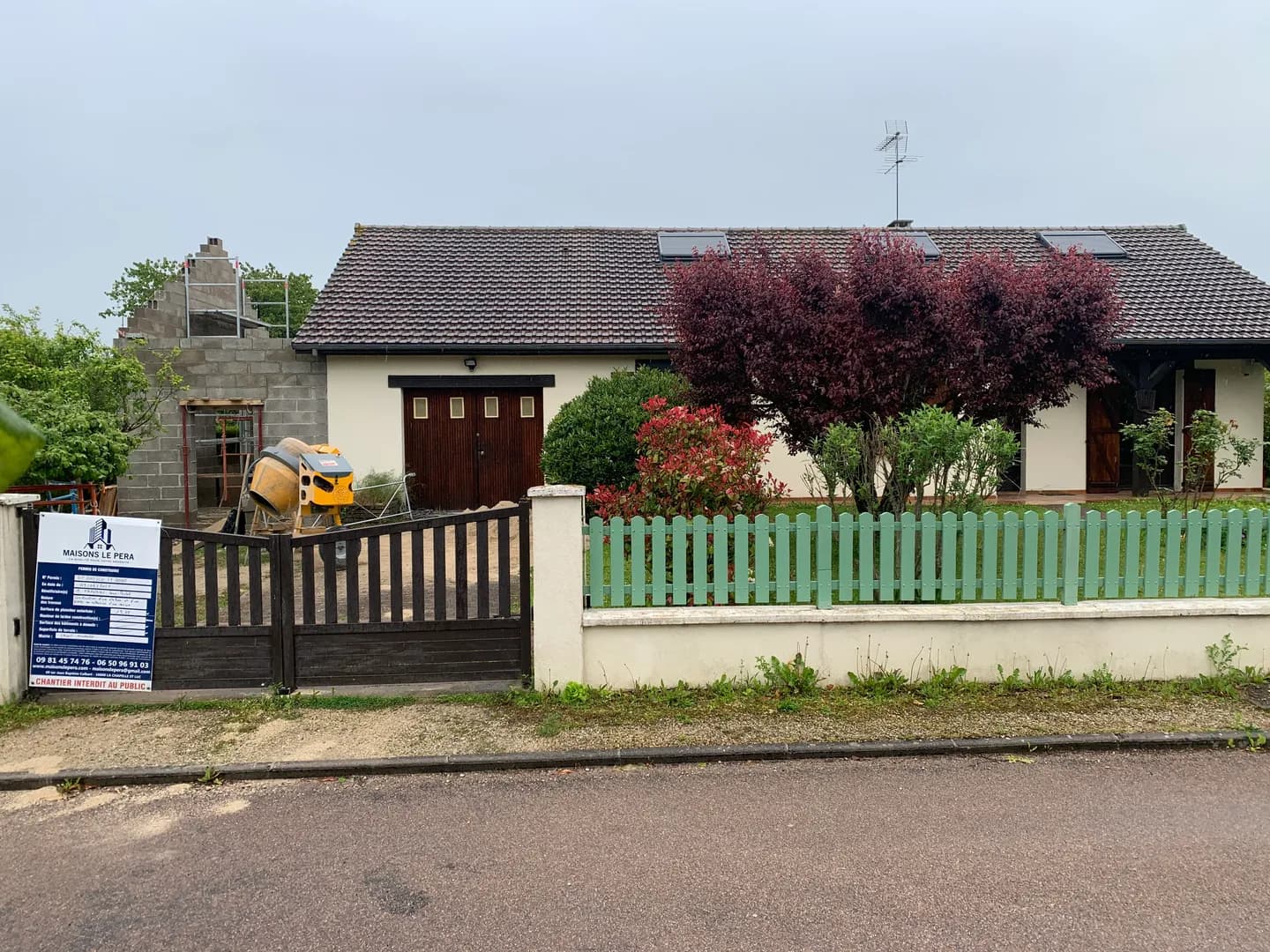 Une extension au côté du pignon à Saint-Pouange
