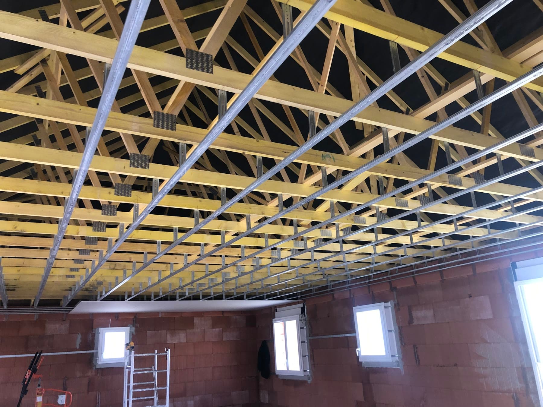Ossature du plafond avant fermeture.