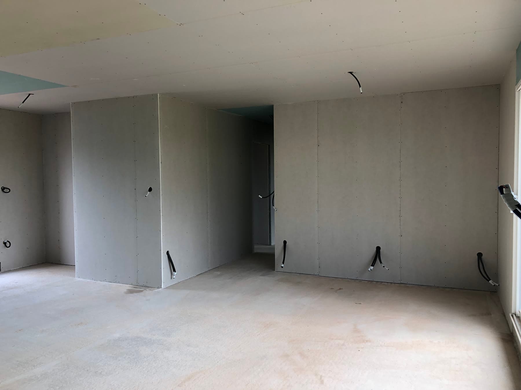 Plâtrerie des pièces avant les finitions.