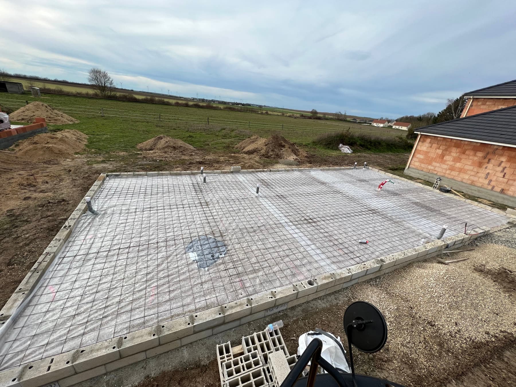 Dalle béton de la maison.
