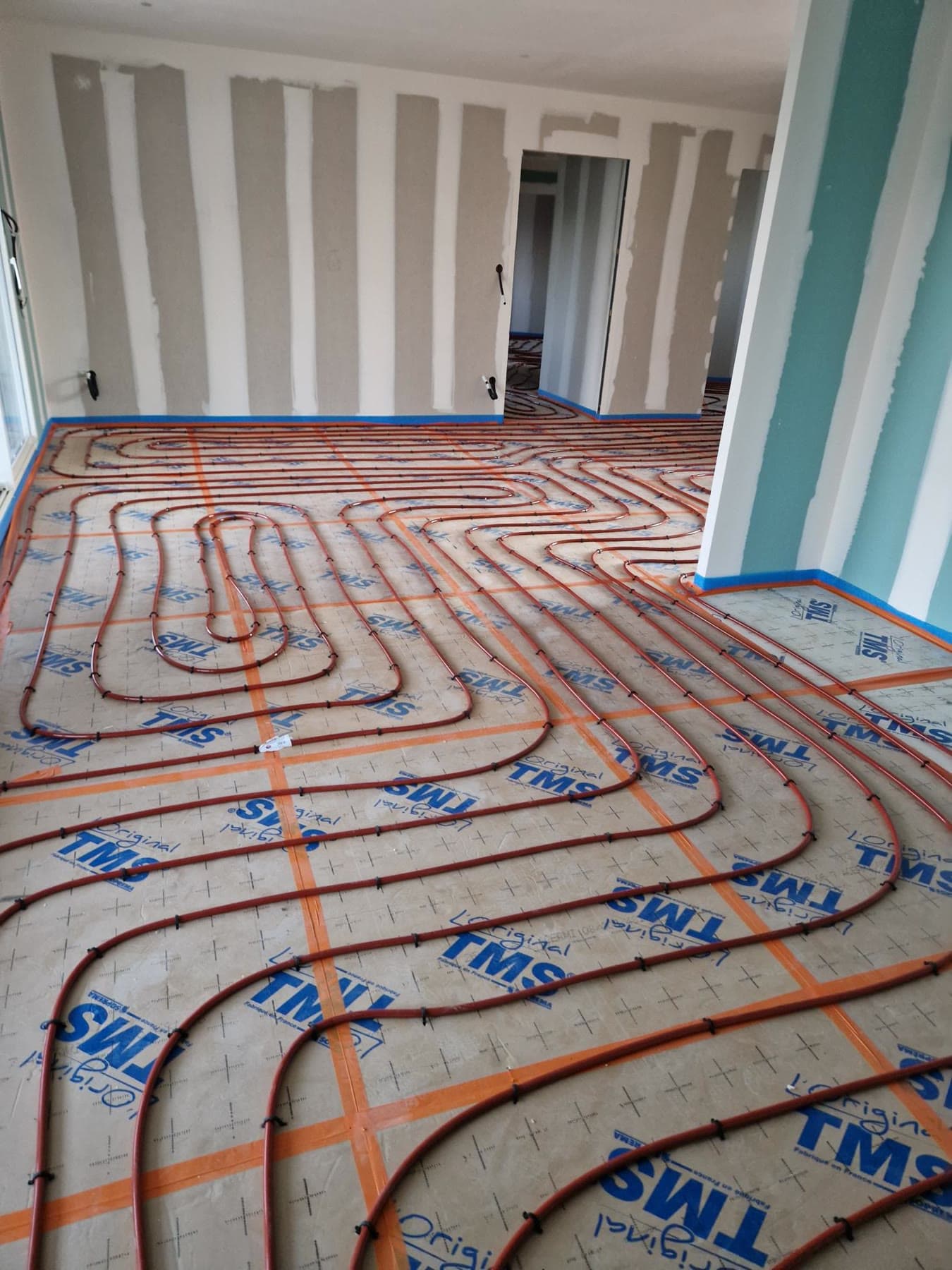 Pose des circuits du plancher chauffant.