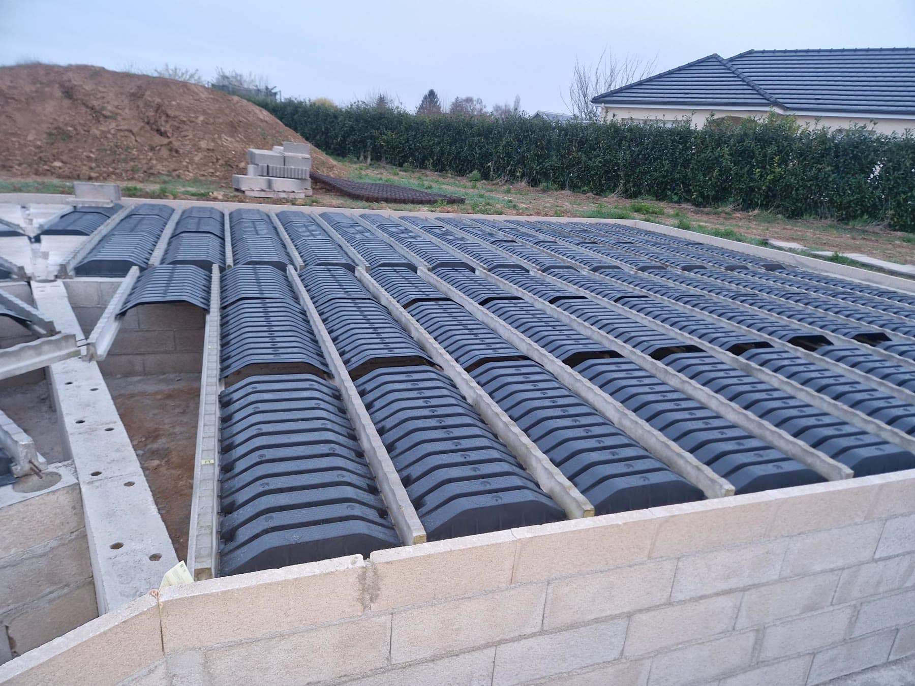 Plancher à poutrelles avant coulage.