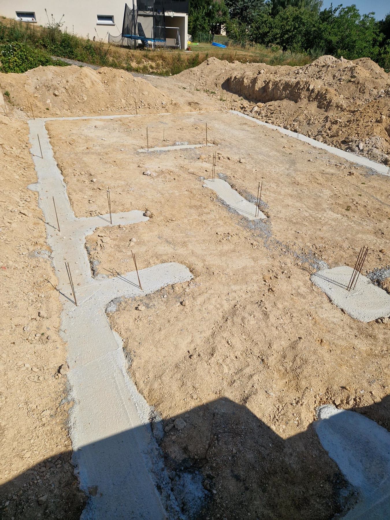 Implantation des fondations de la maison.