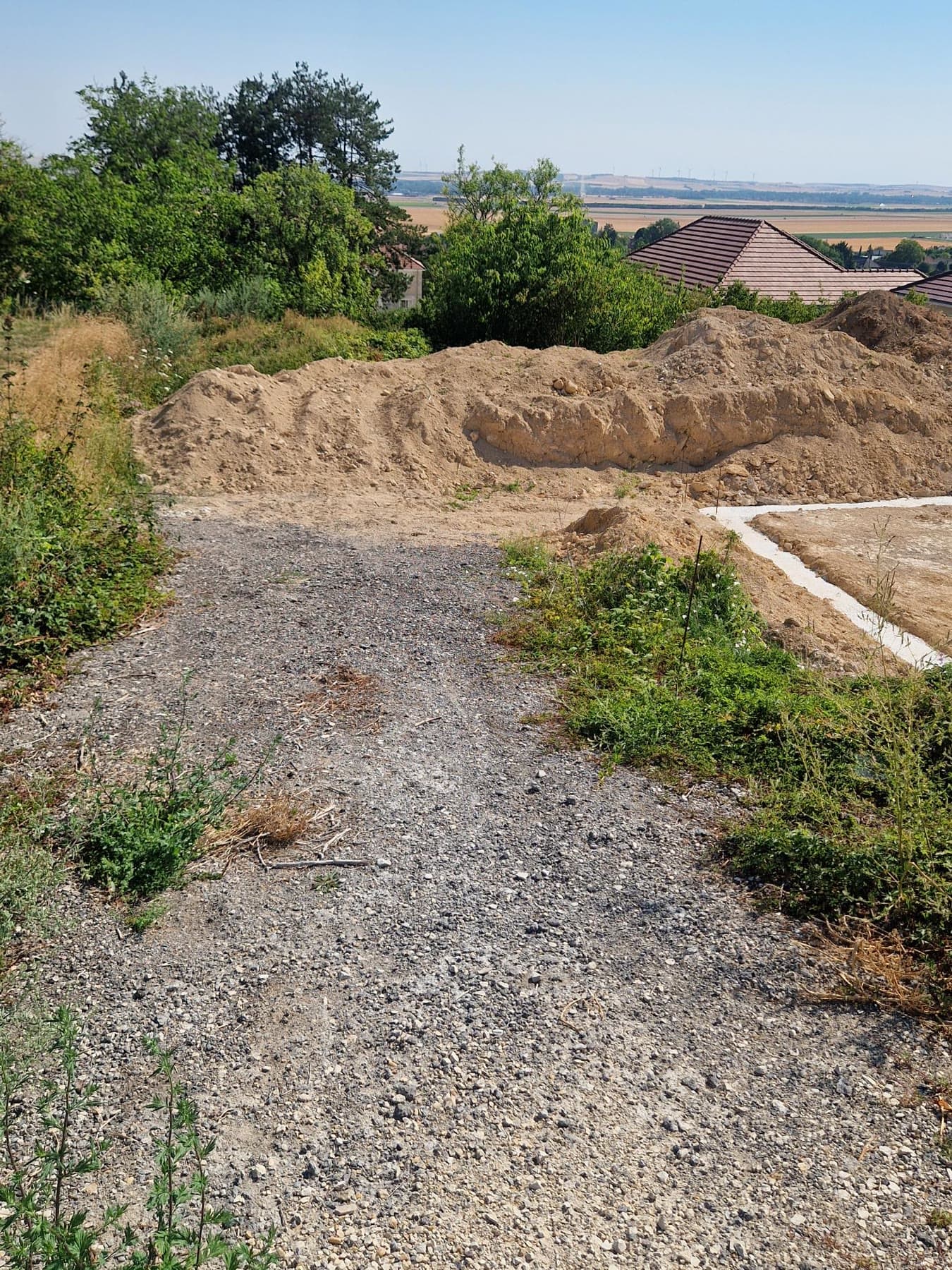 Emprise terrassée avant l’élévation du soubassement.