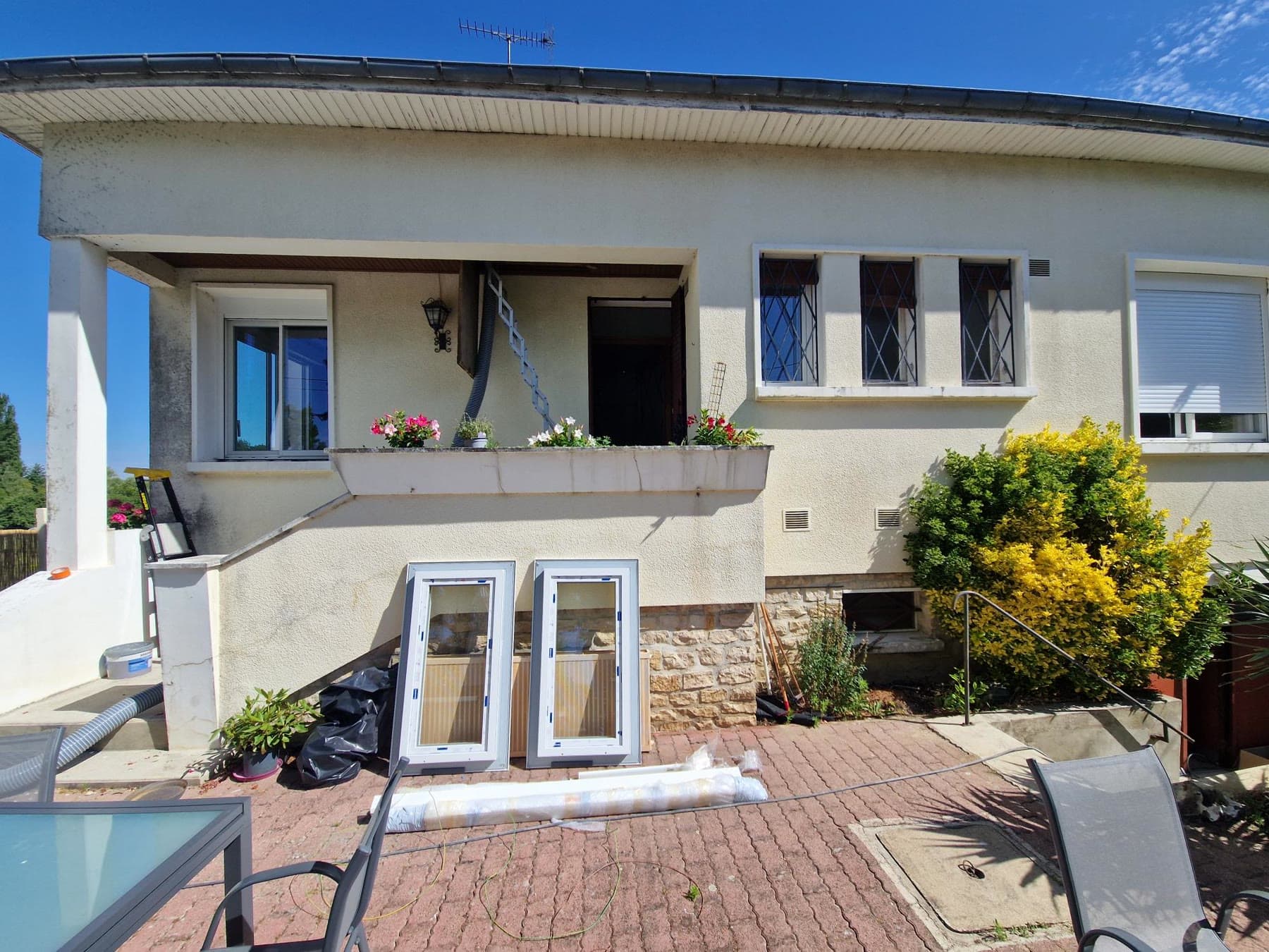 Façade pendant le remplacement des menuiseries.