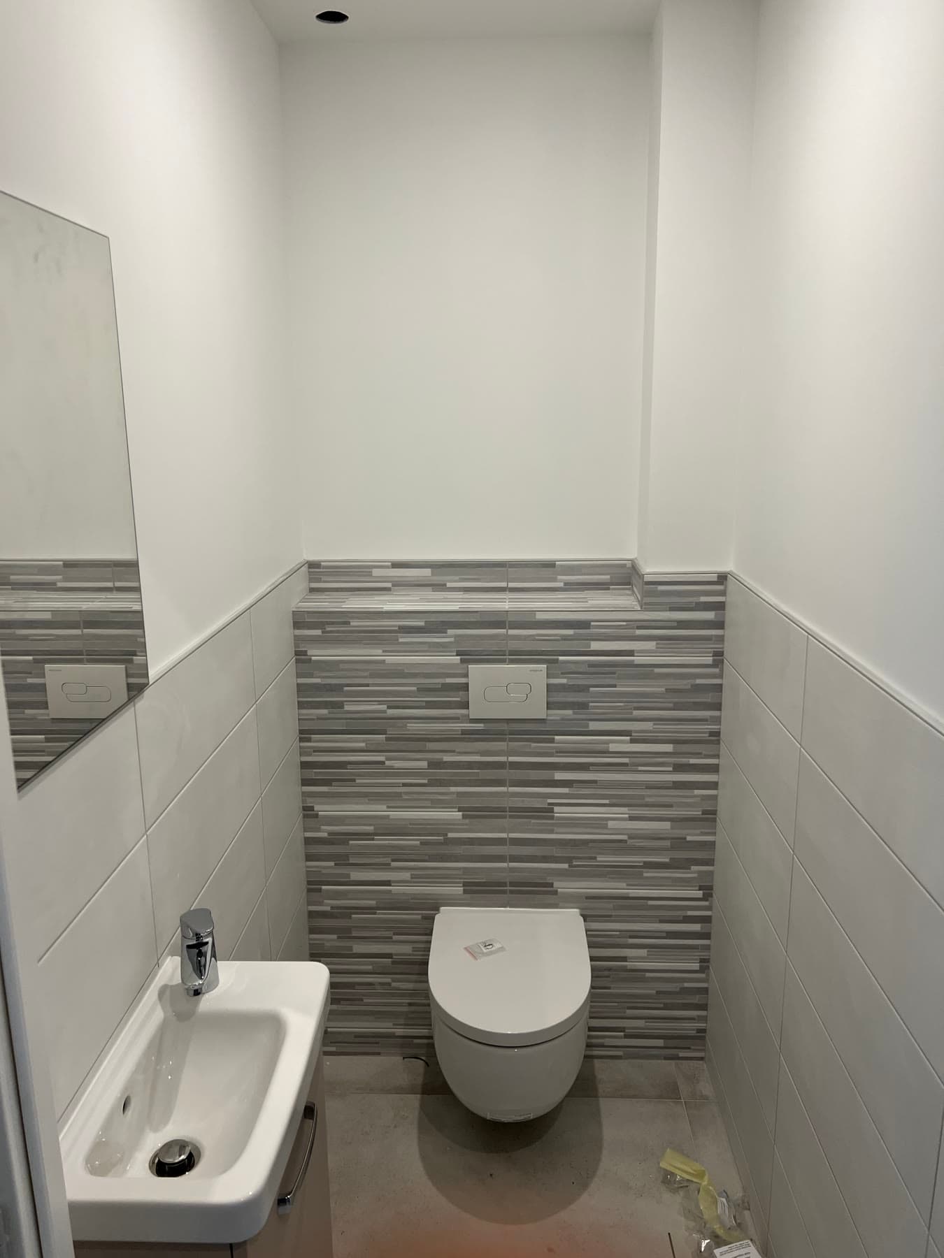 Carrelage et équipements des toilettes.
