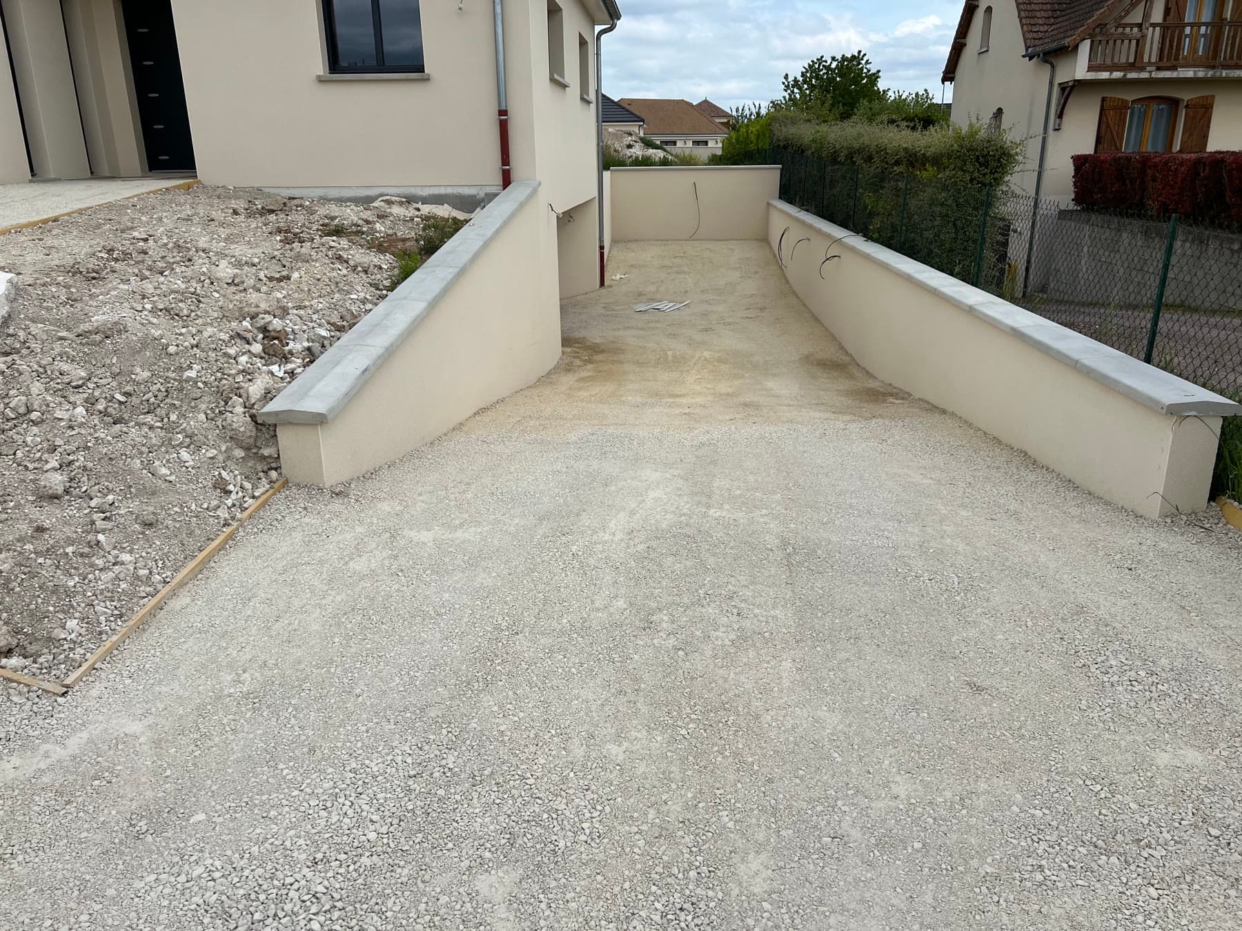 Accès extérieur et murs latéraux.