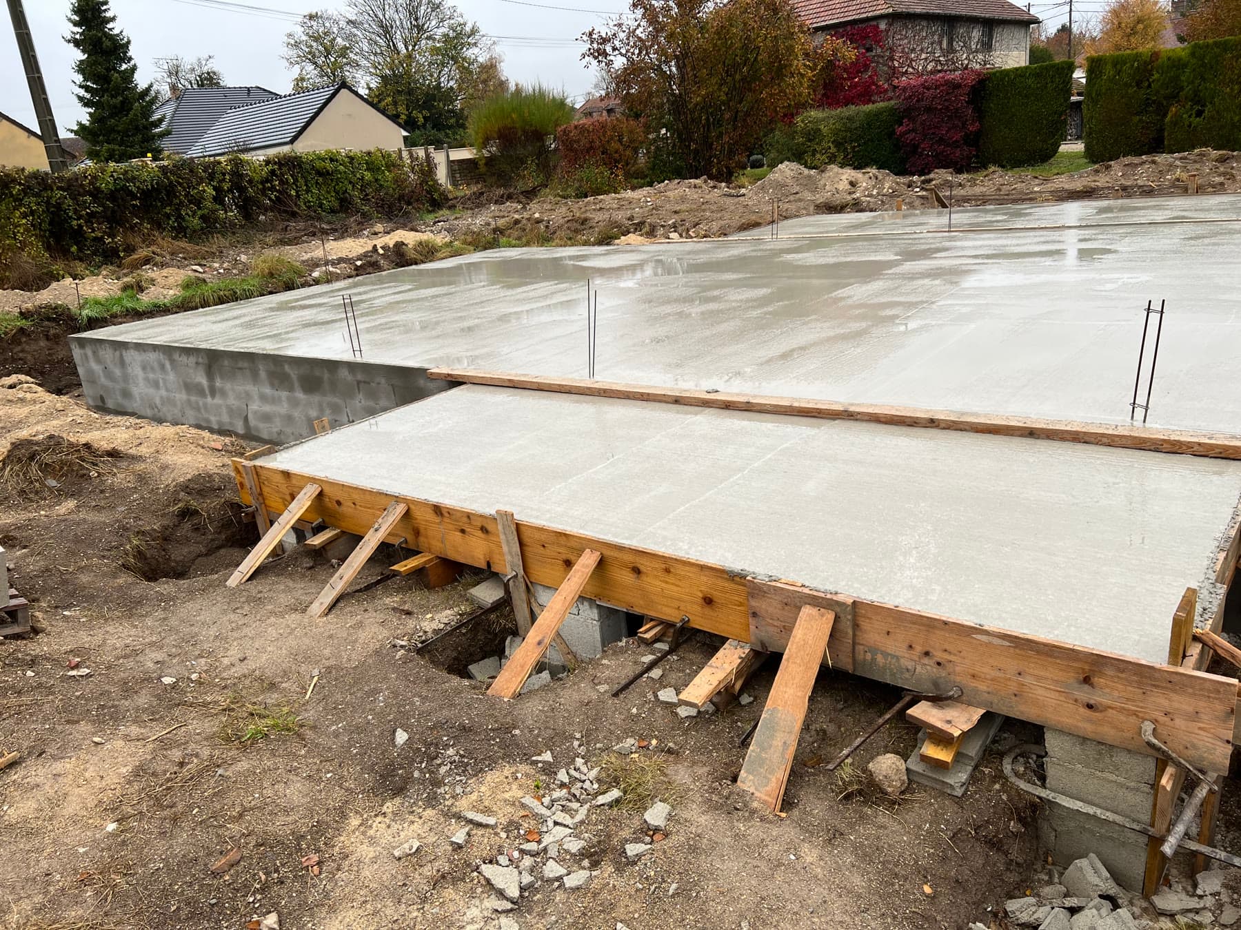 Dallage béton et soubassement.