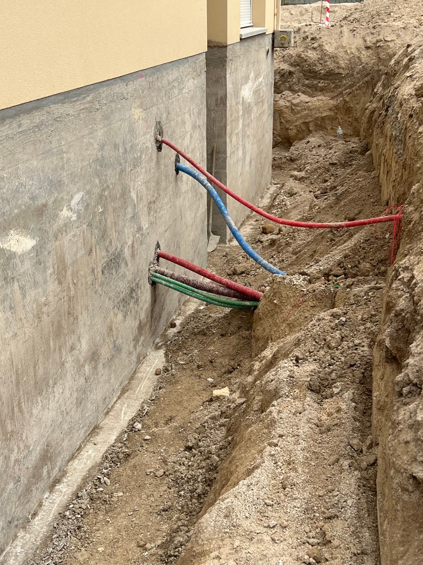 Dégagement des soubassements le long de la façade.