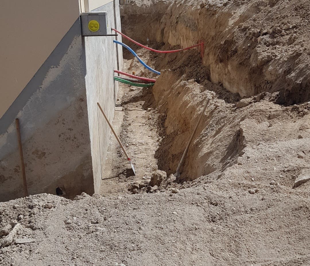 Excavation périphérique pour dégager les soubassements de la maison.