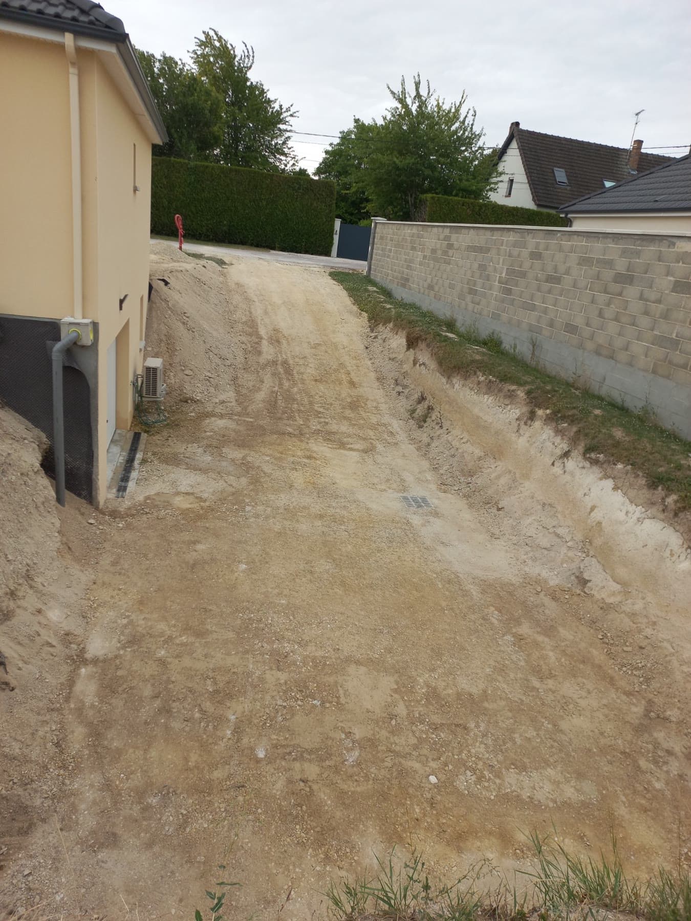 Remise en forme des abords après l’intervention sur les soubassements.