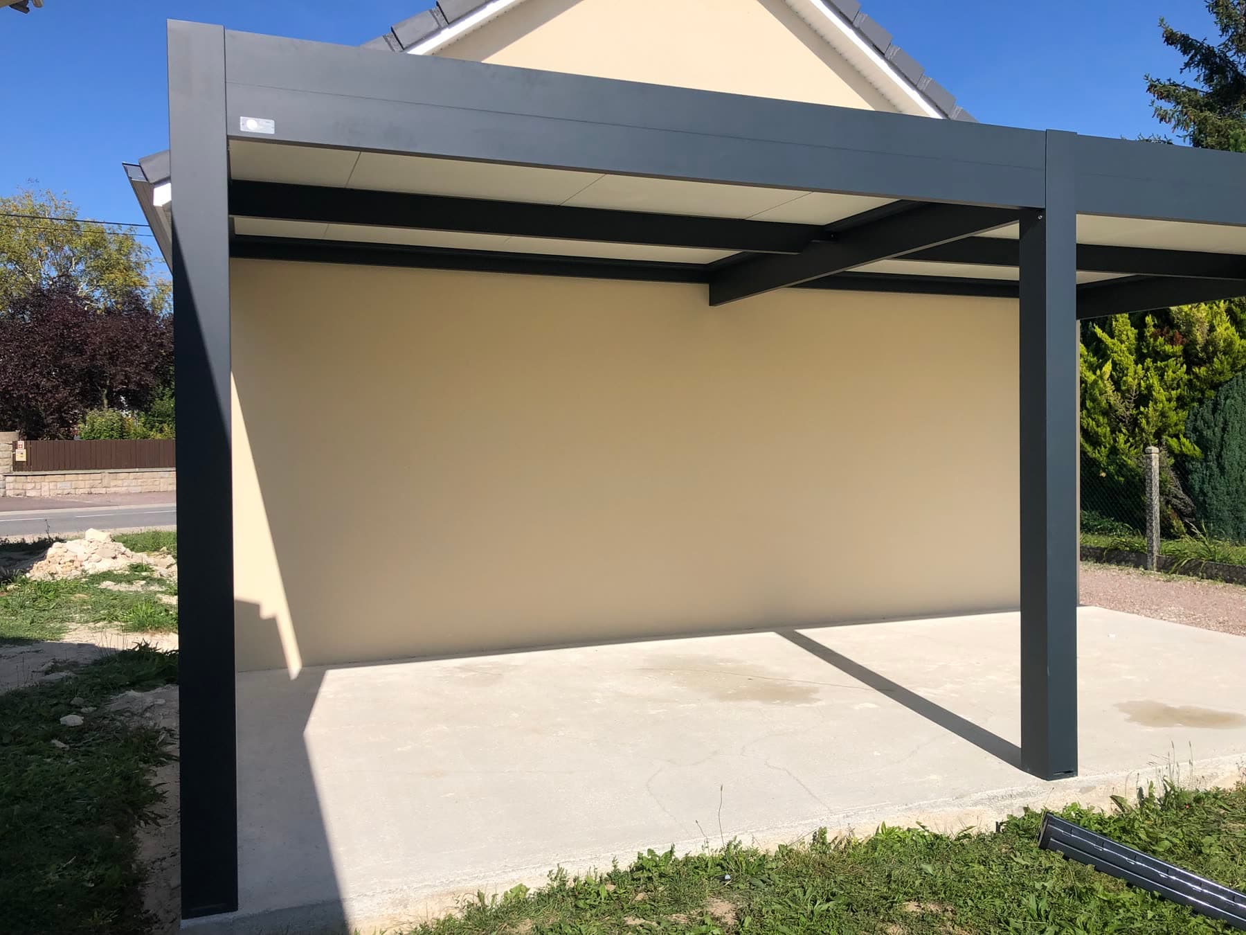 Carport installé entre la maison et le garage indépendant.