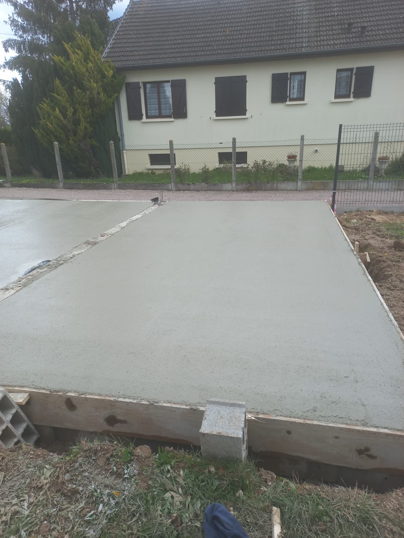 Dalle béton réalisée avant l’élévation des murs.