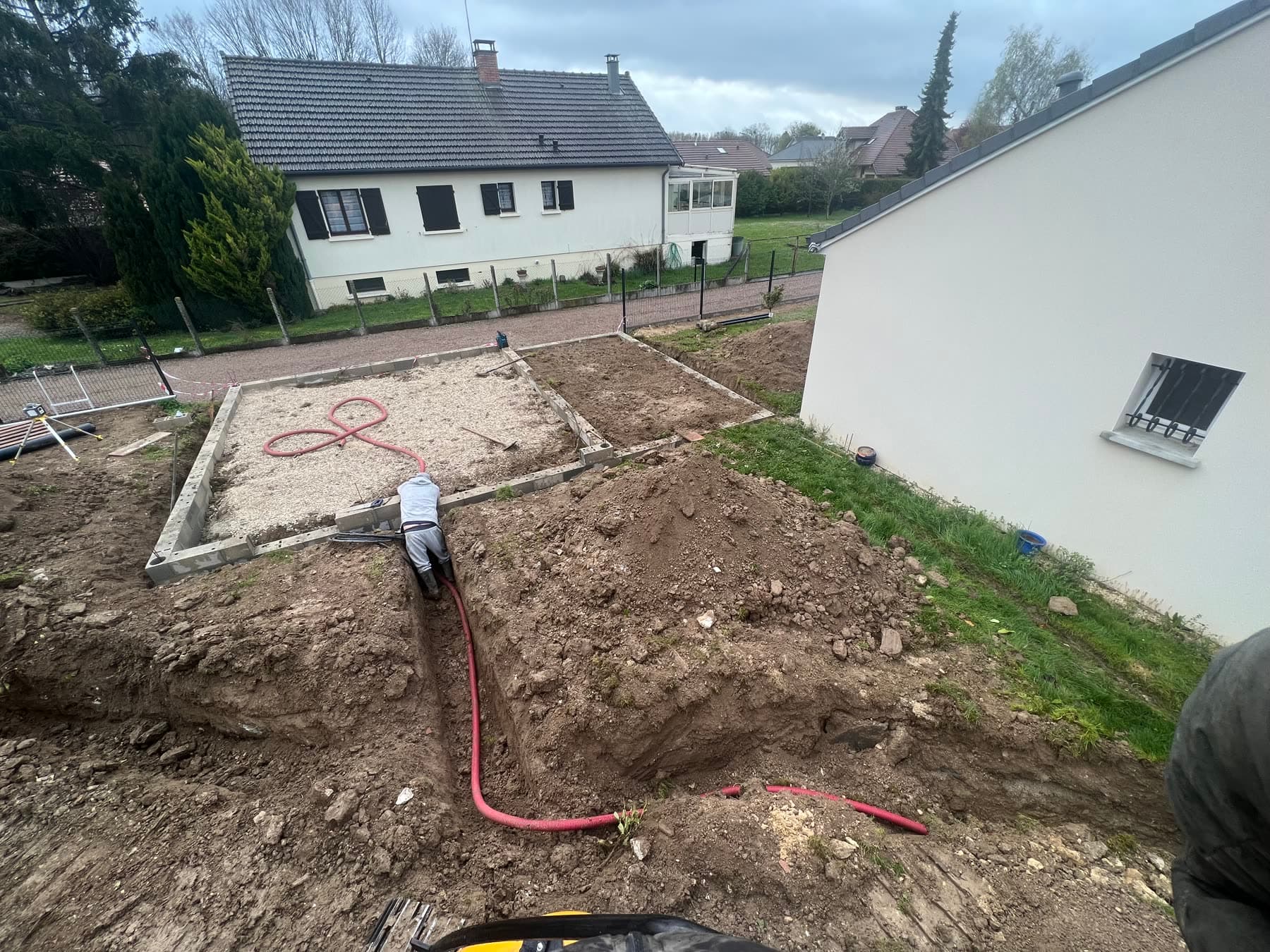 Fondations et soubassement en cours de réalisation.