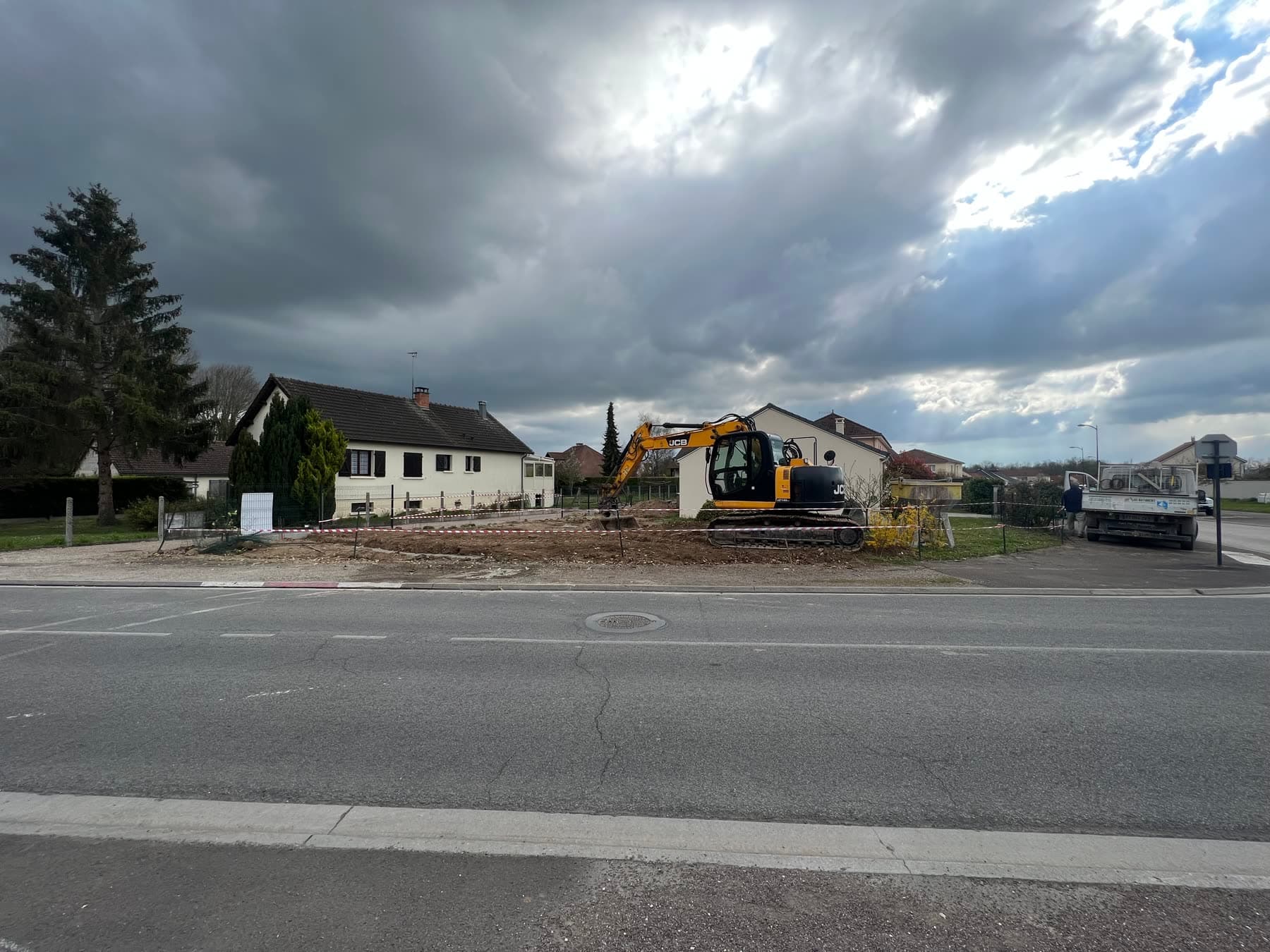 Terrassement de l’emprise du futur garage.