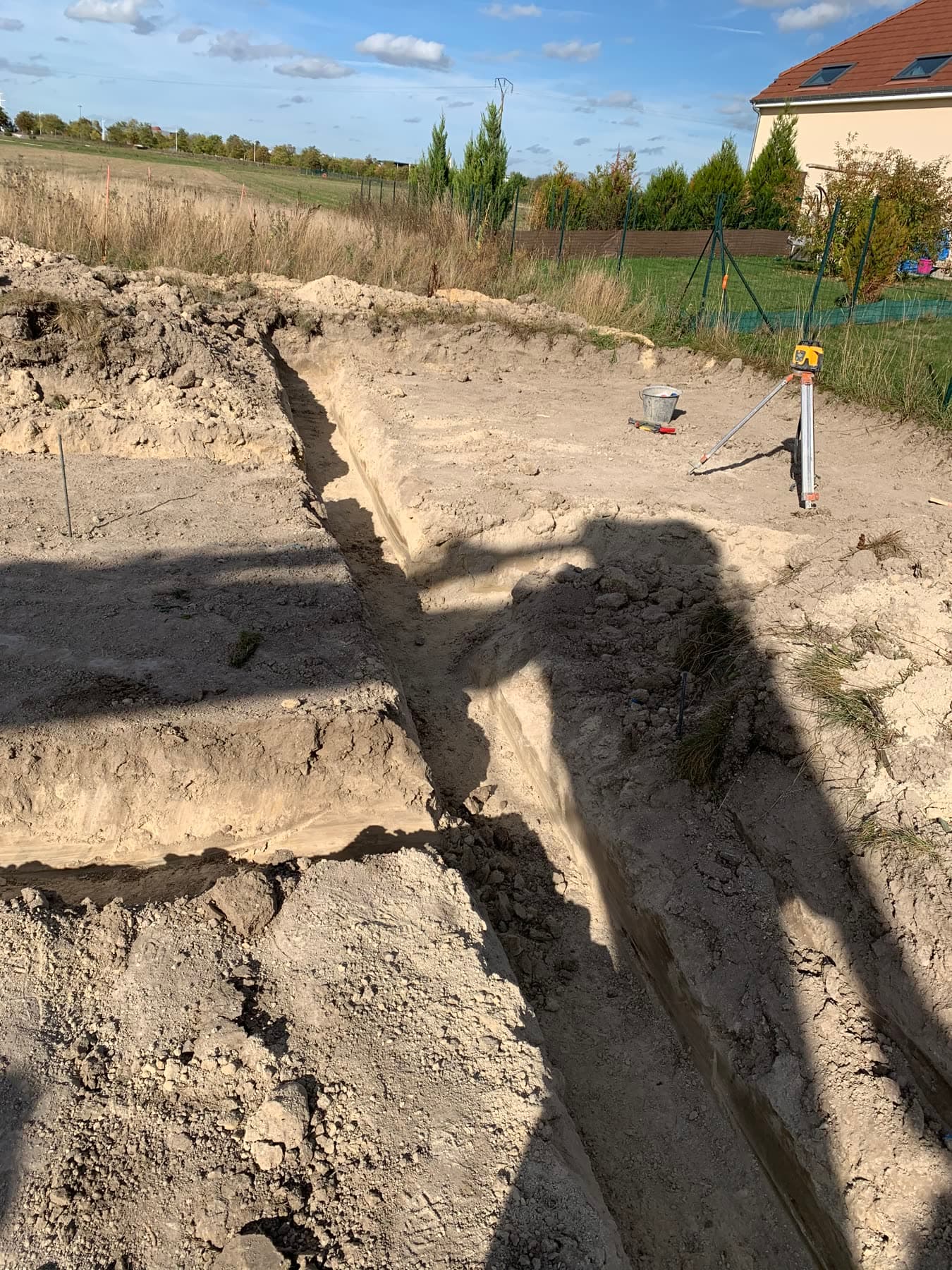 Fouilles de fondations et contrôle des niveaux sur le terrain.
