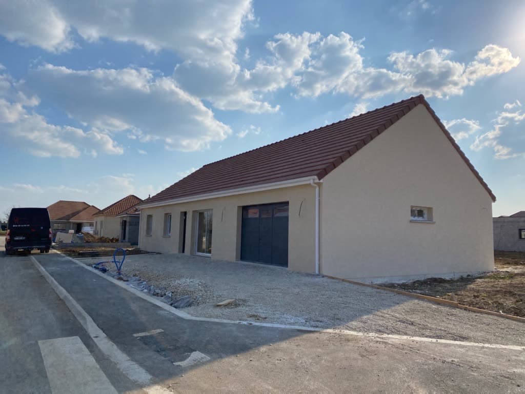 Maison neuve avec garage et plancher chauffant à Bréviandes