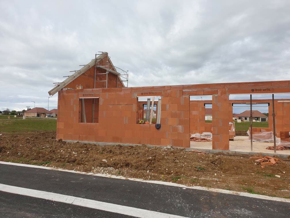 Élévation de la maçonnerie de la maison et du garage.