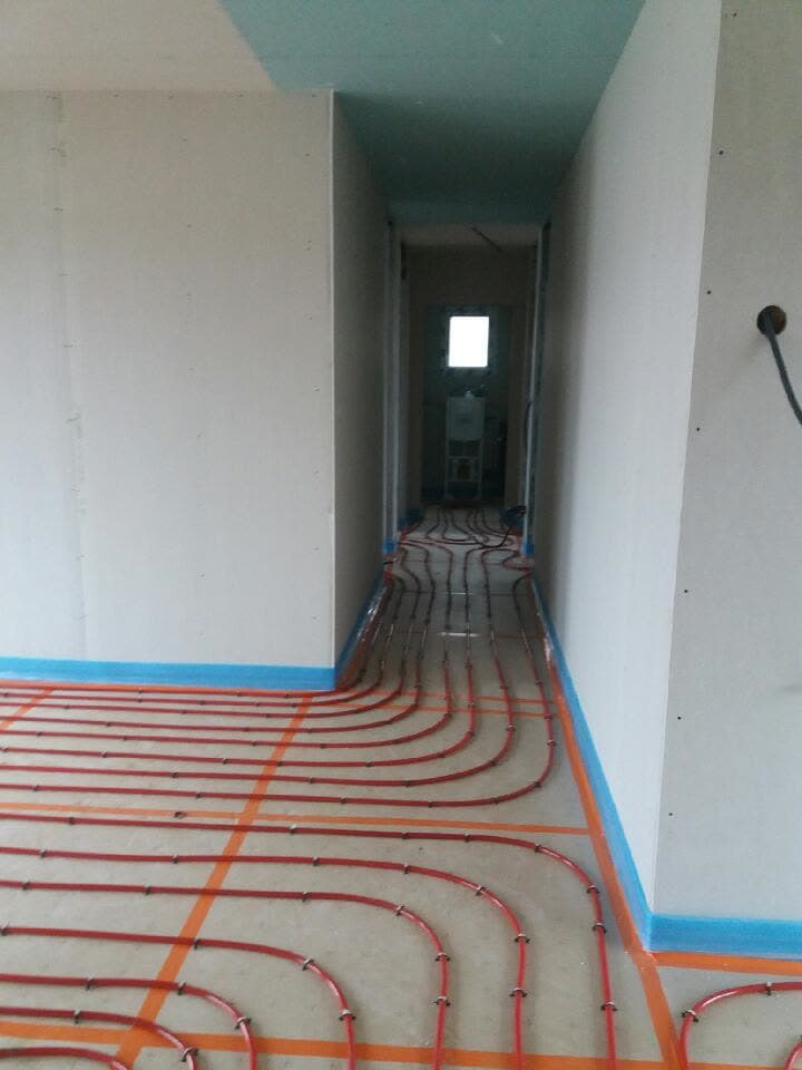 Réseau de plancher chauffant réparti dans les pièces de la maison.