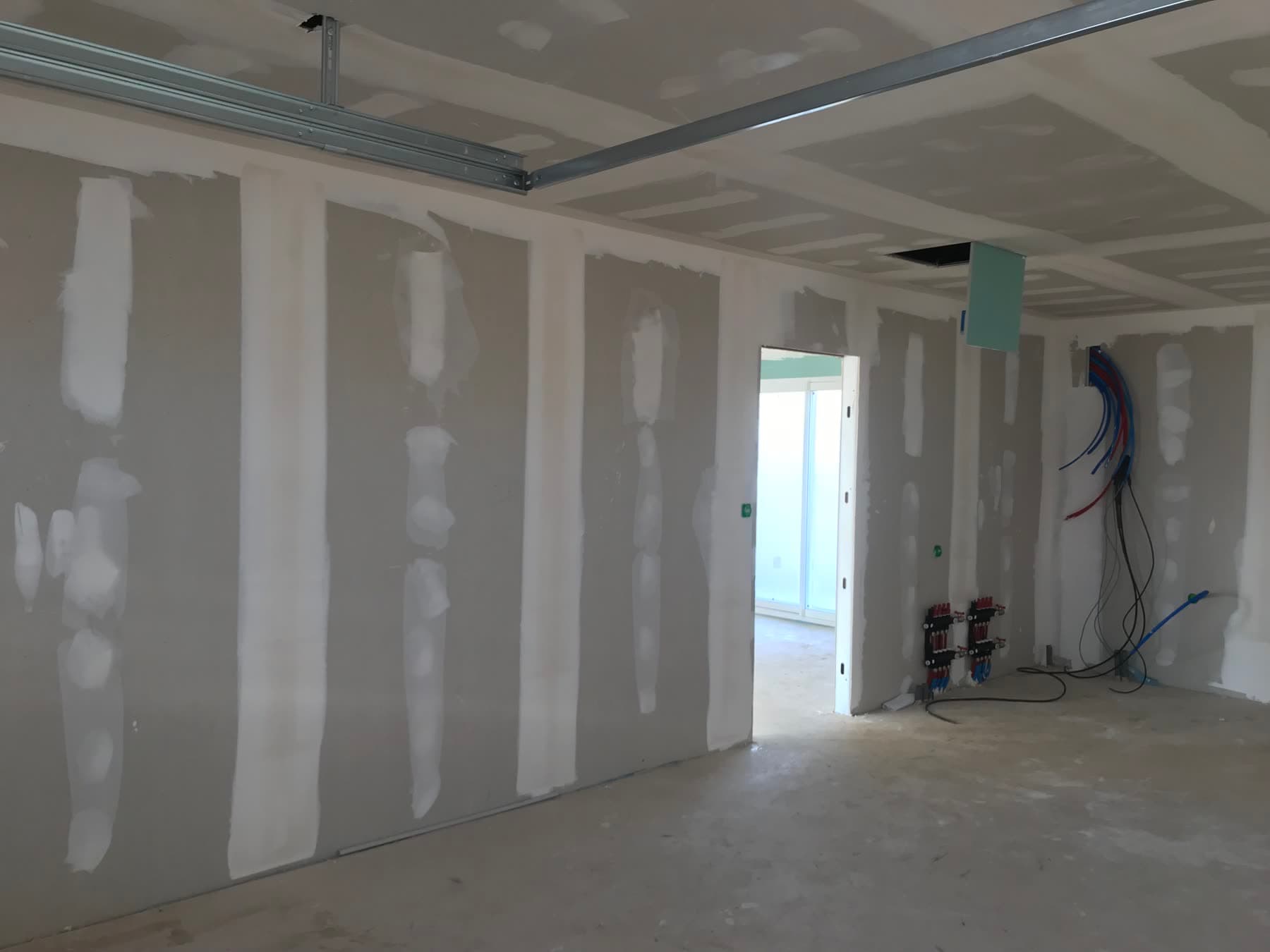 Doublages, cloisons et joints de plâtrerie avant les finitions.