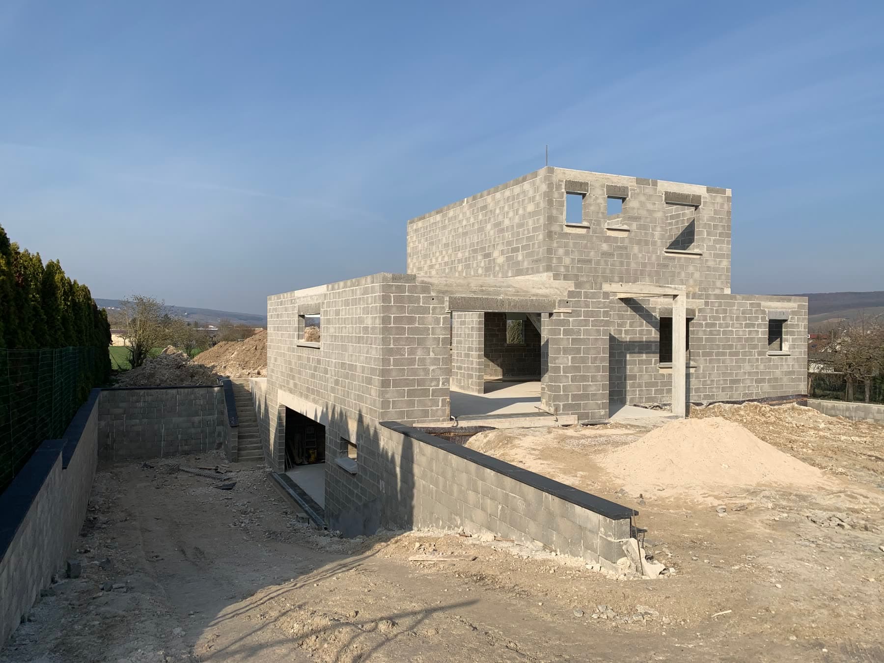 Maçonnerie de la maison et création de l’accès au sous-sol.