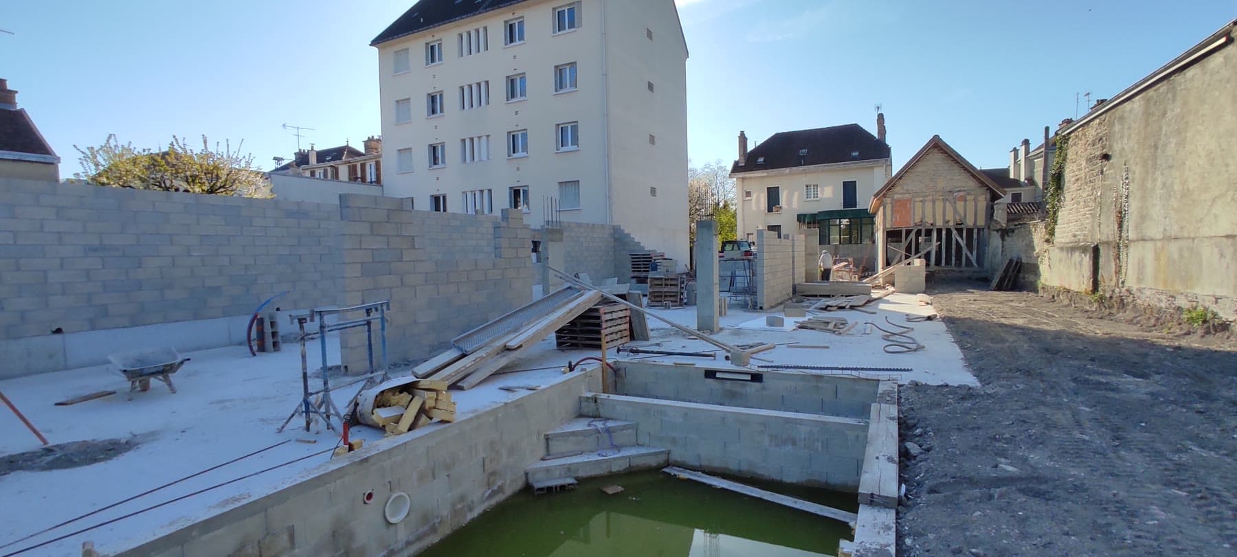 Élévation de la maçonnerie et organisation des premiers volumes.