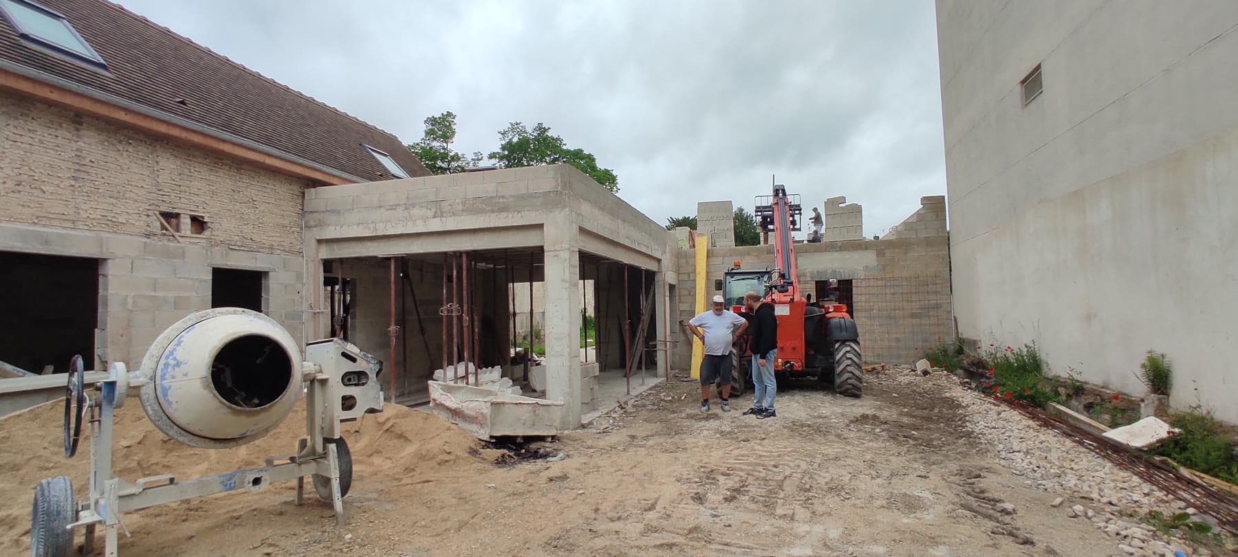 Réalisation de la structure en béton et des grandes ouvertures.