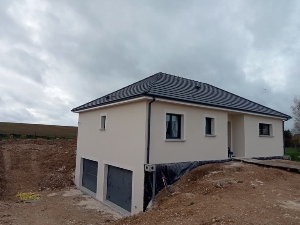 Maison sur sous-sol avec double garage à Dierrey