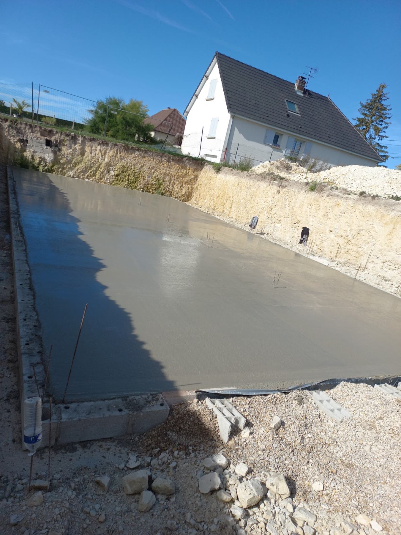 Coulage de la dalle basse du sous-sol.