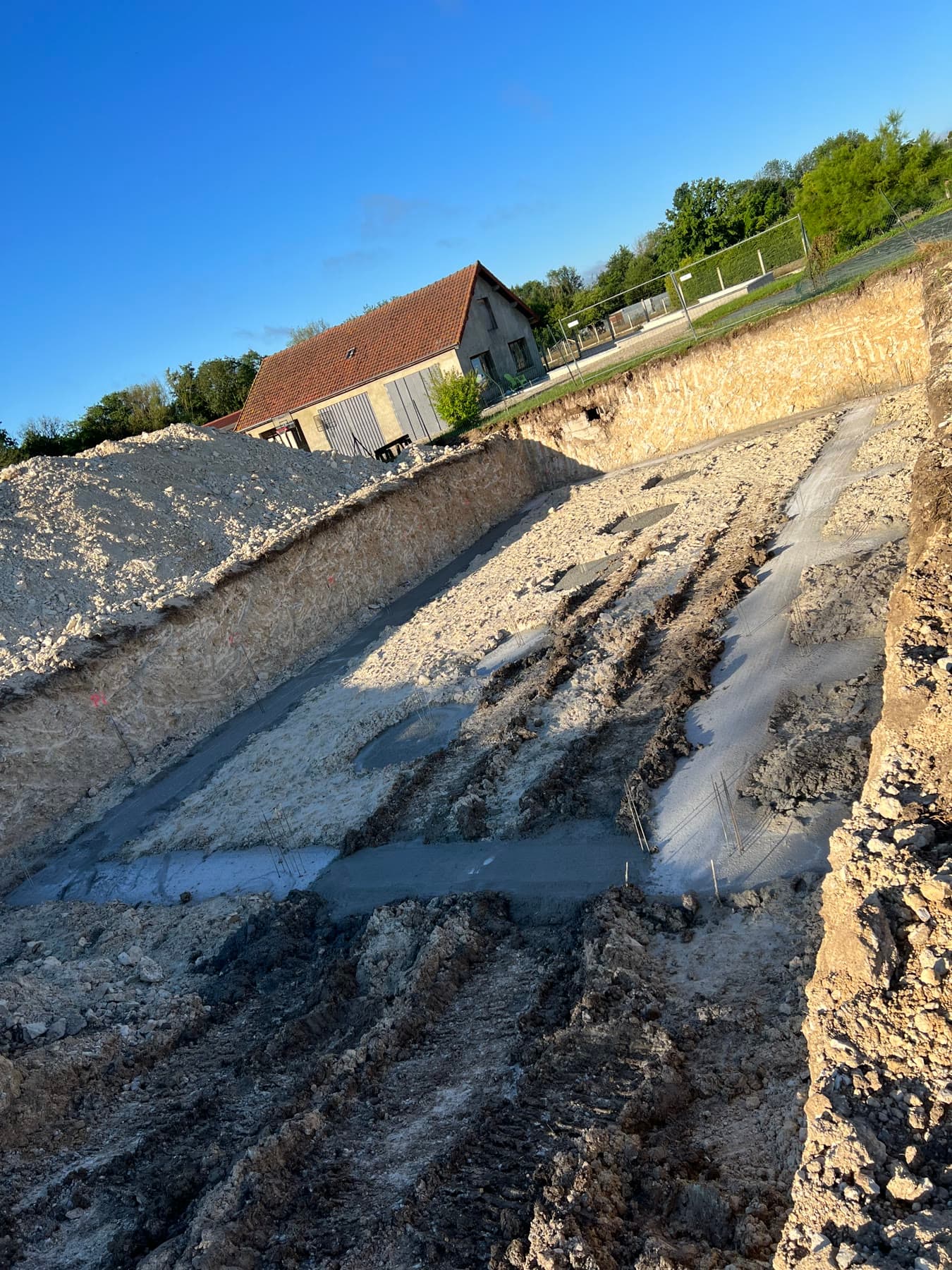Terrassement en profondeur pour préparer l’implantation du sous-sol.