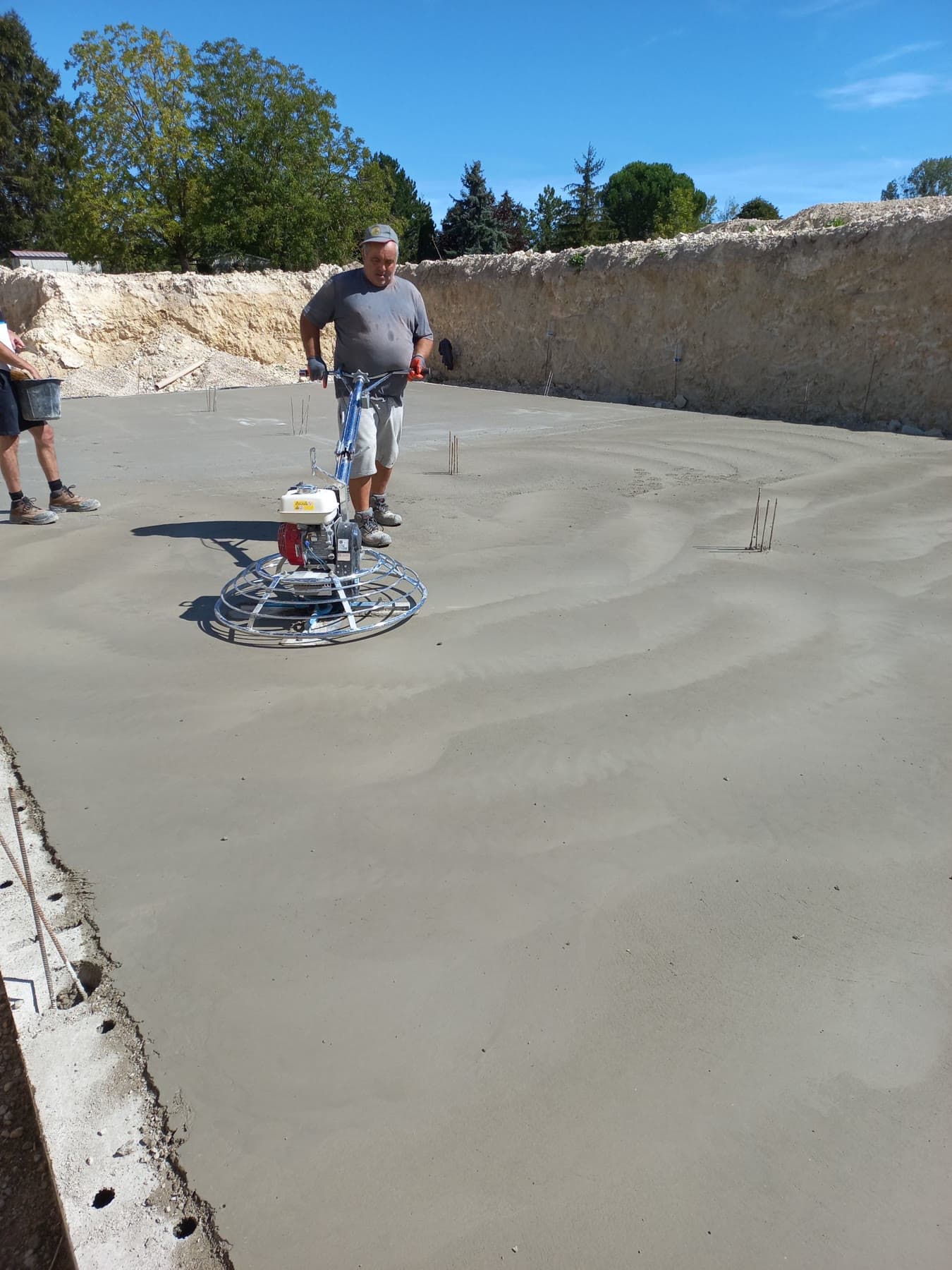 Lissage mécanique du béton pendant la réalisation de la dalle.