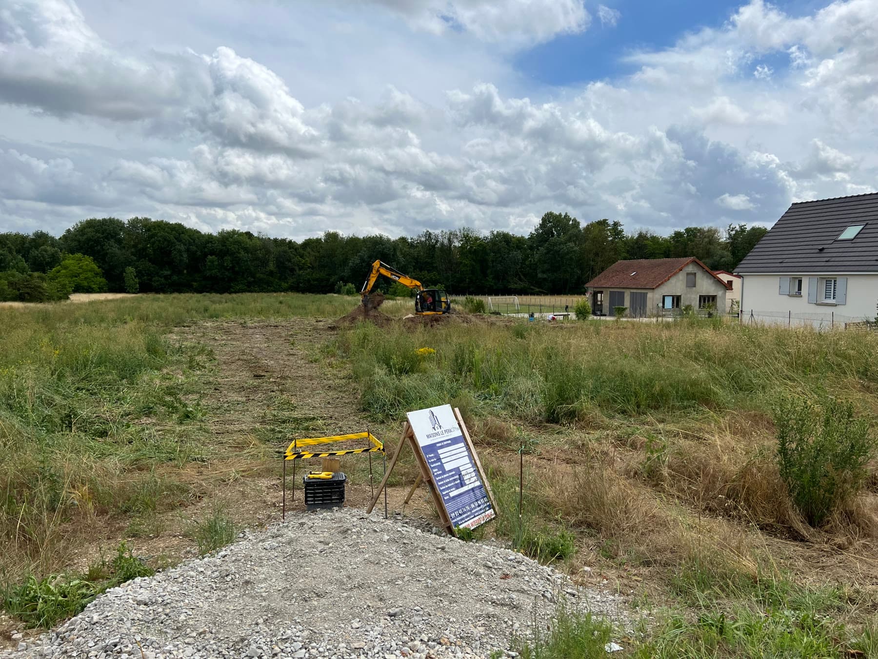 Terrain avant l’excavation du sous-sol de la maison.
