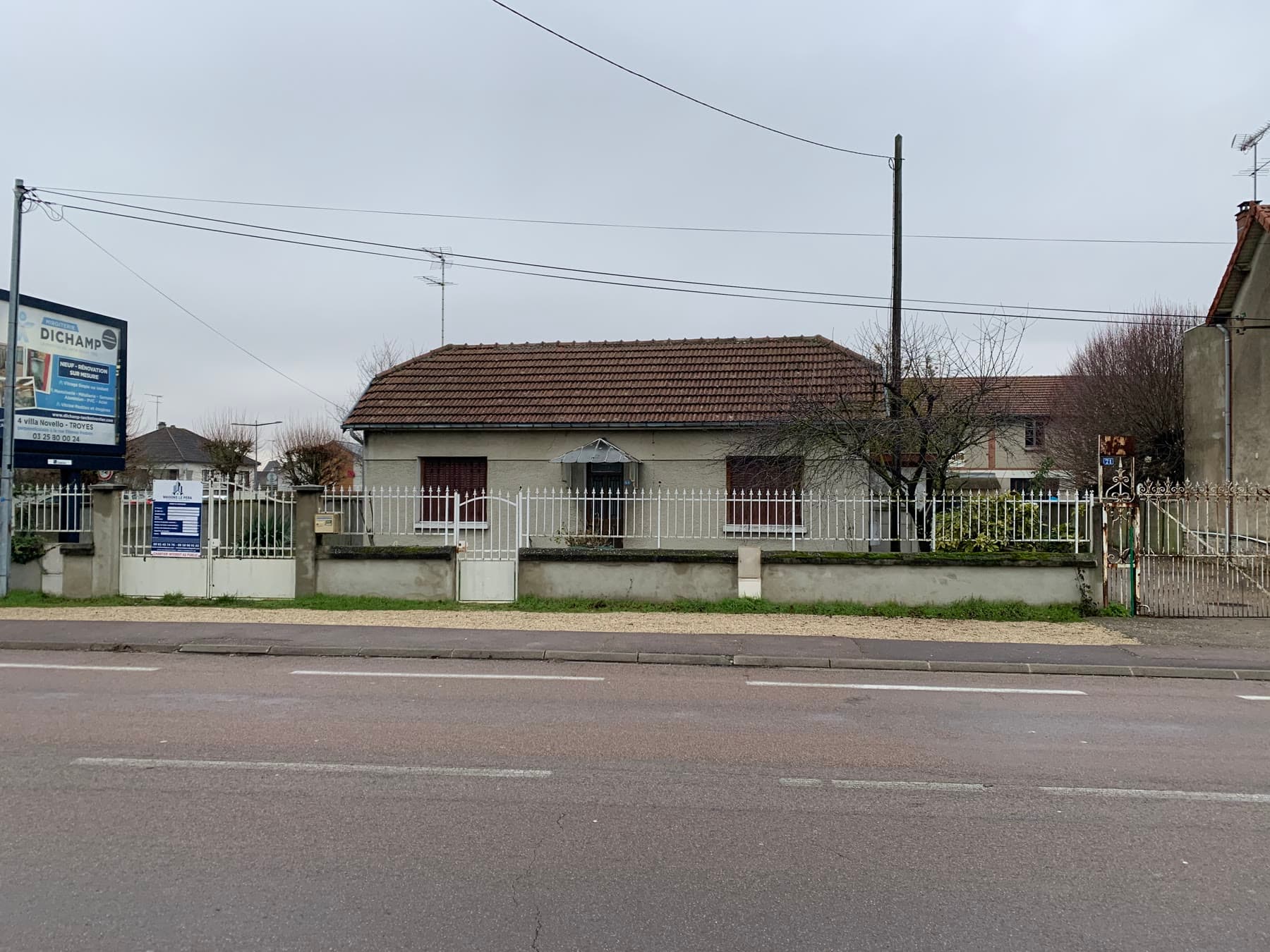 Maison existante avant le démarrage de la rénovation lourde.