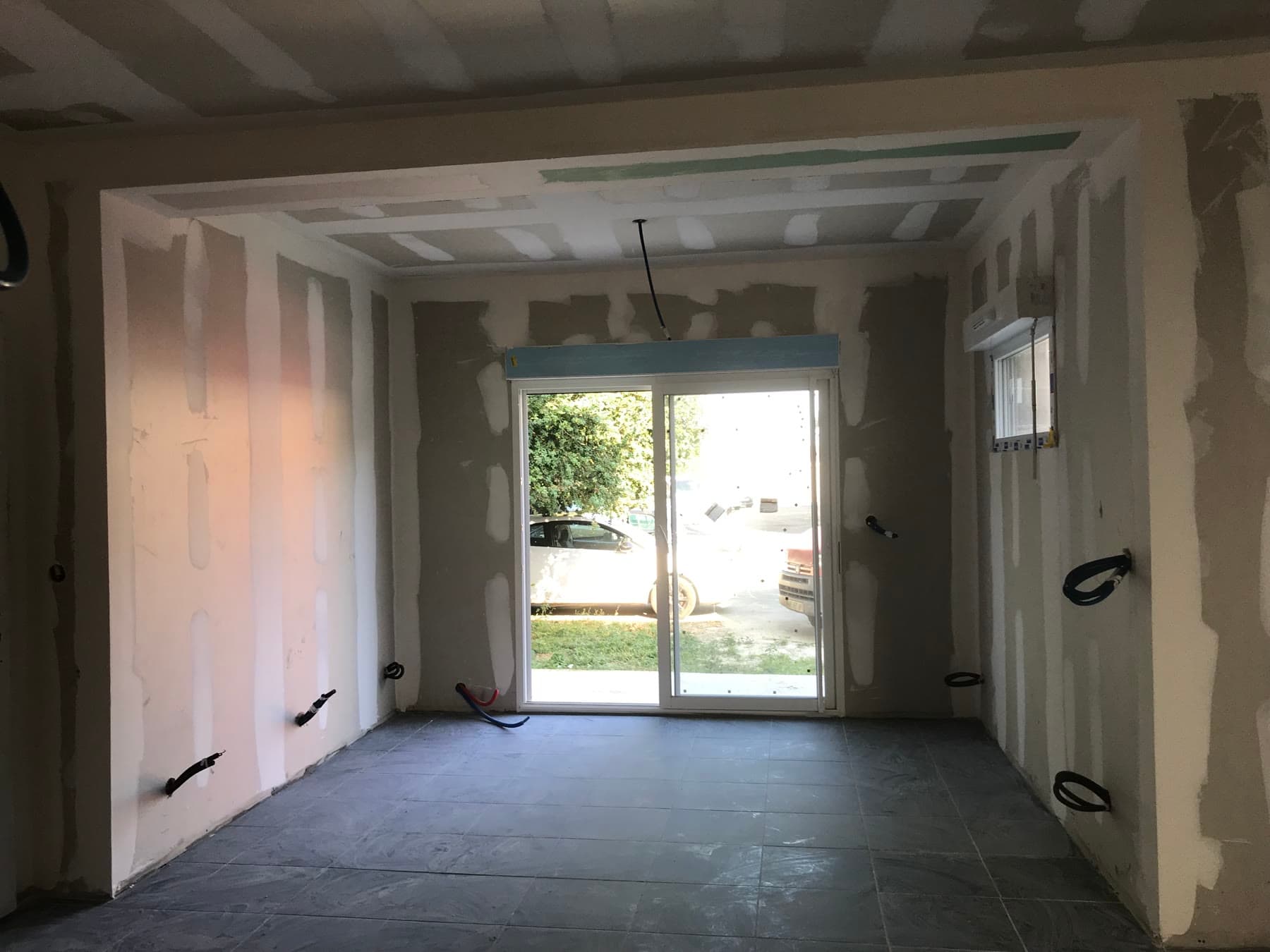 Plâtrerie du nouveau volume avant les finitions.