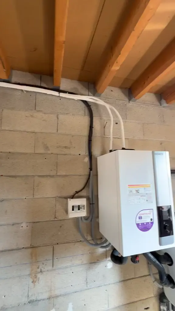 Après : le module intérieur de la pompe à chaleur et ses liaisons. Vue extraite de la vidéo du chantier.