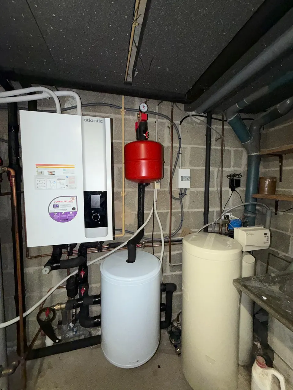 Après : le module intérieur de la pompe à chaleur et ses raccordements dans le local technique.
