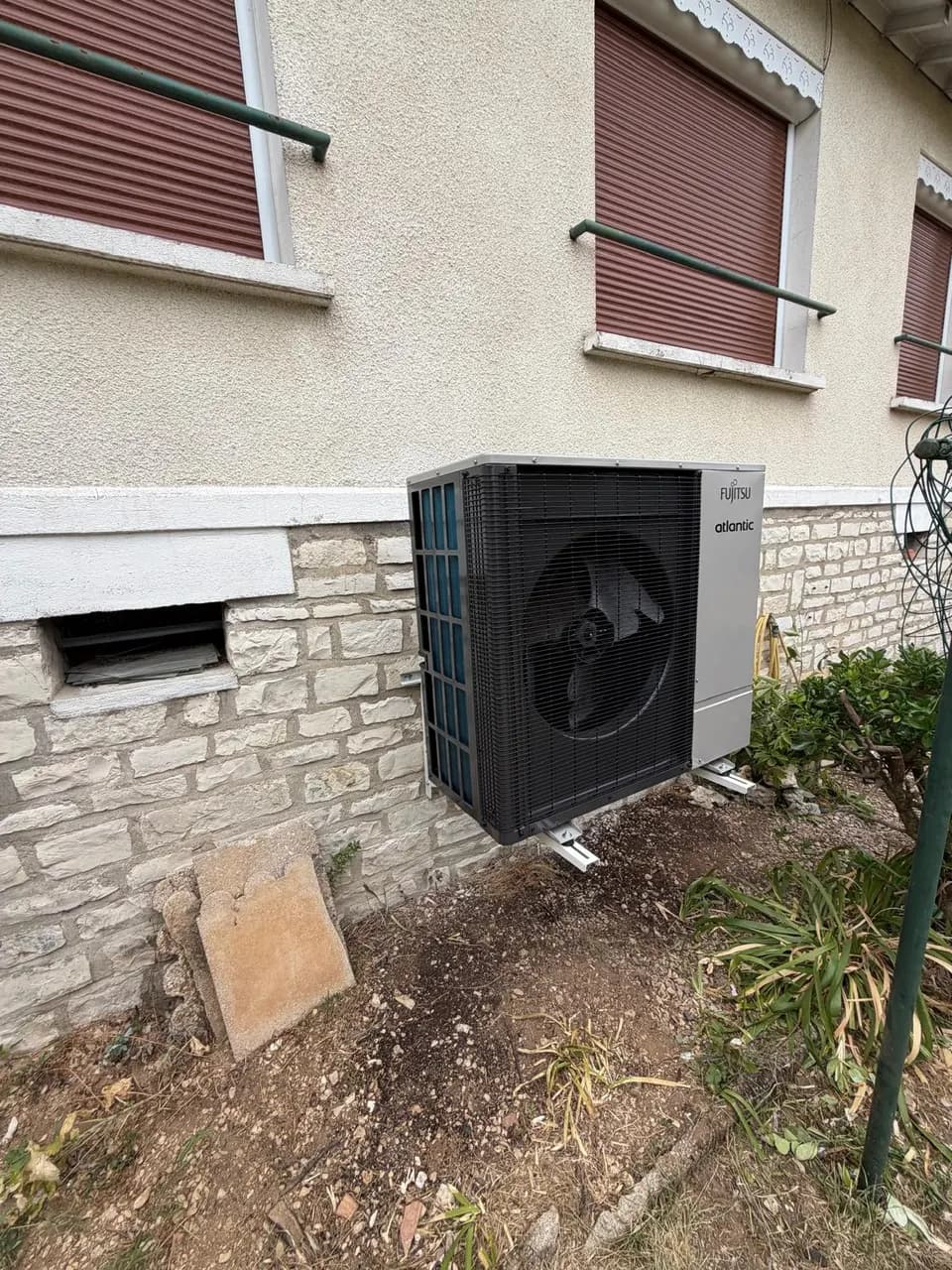 Une pompe à chaleur en façade à Troyes