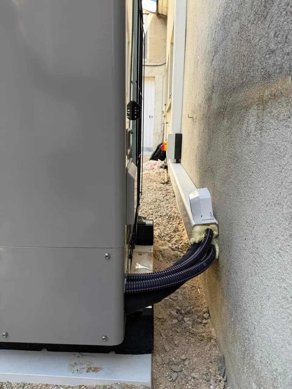 Cheminement des liaisons entre le groupe extérieur et le bâtiment.