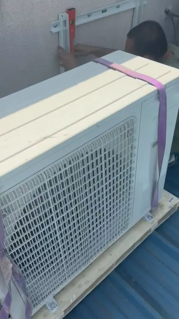 Acheminement du groupe extérieur avant sa mise en place en toiture. Vue extraite de la vidéo du chantier.
