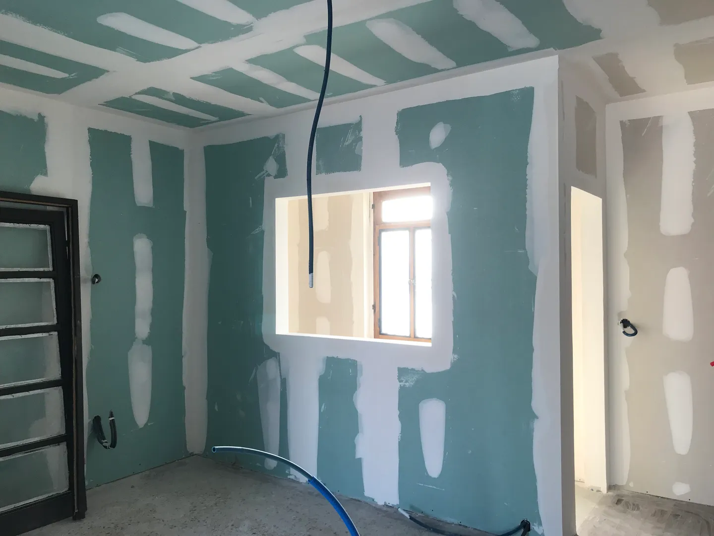 Plâtrerie d’une pièce humide avant les finitions intérieures.