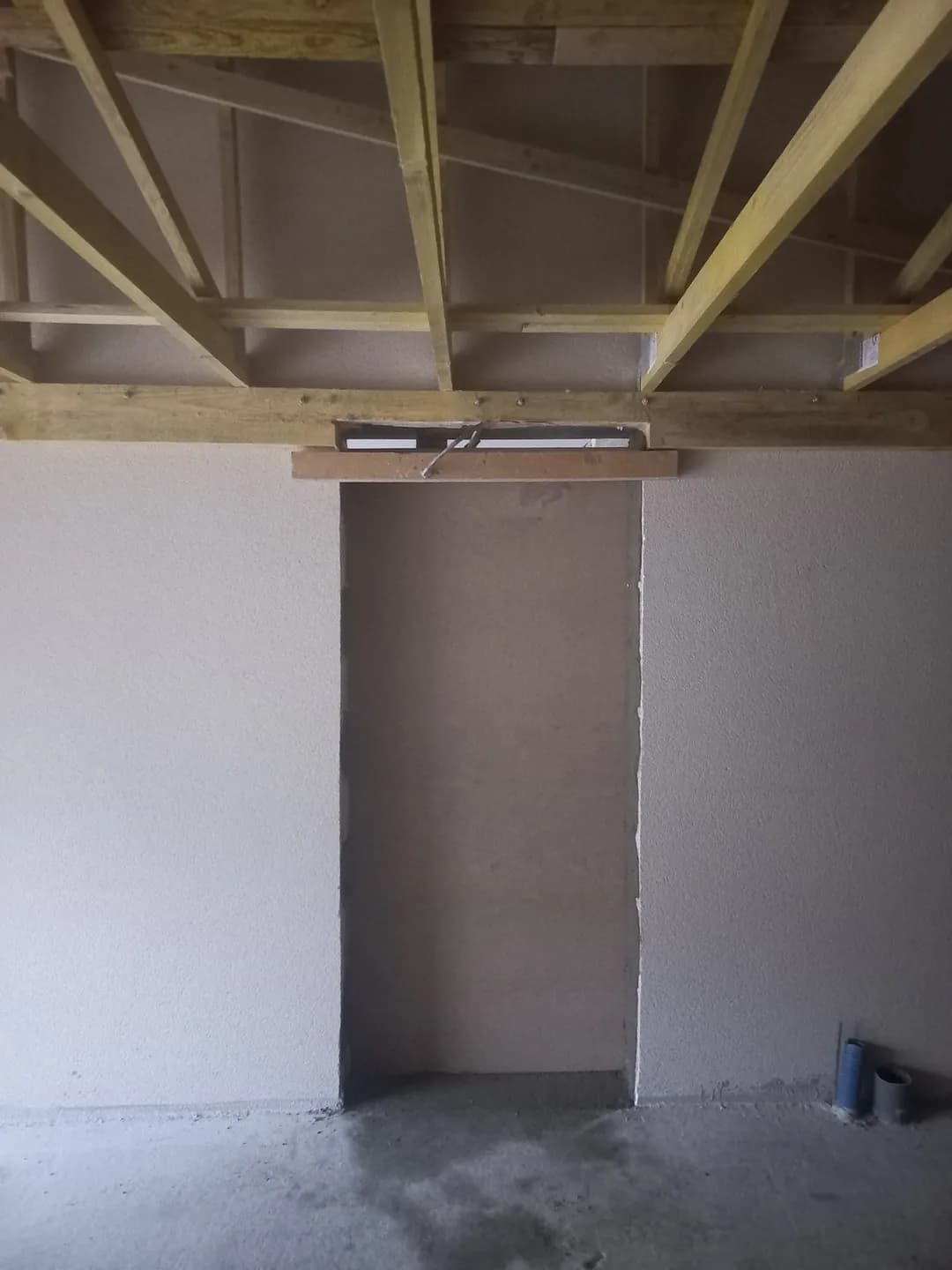 Aménagement intérieur sous la charpente, avant fermeture du plafond.