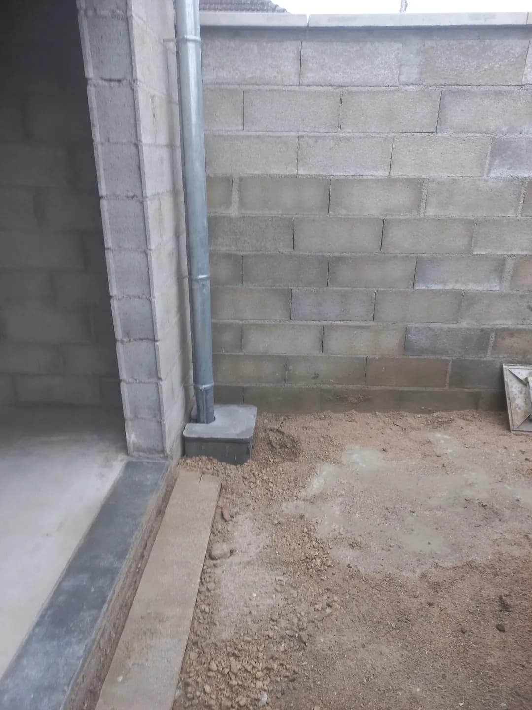 Maçonnerie et passage intérieur pendant les travaux d’agrandissement.